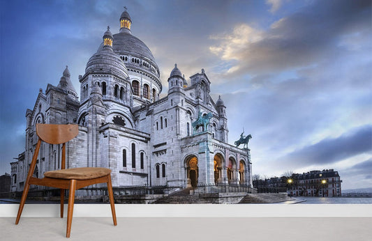 Chaise en bois avec dossier courbé et siège rembourré, idéale pour œuvre d’art murale Square Louise Michel