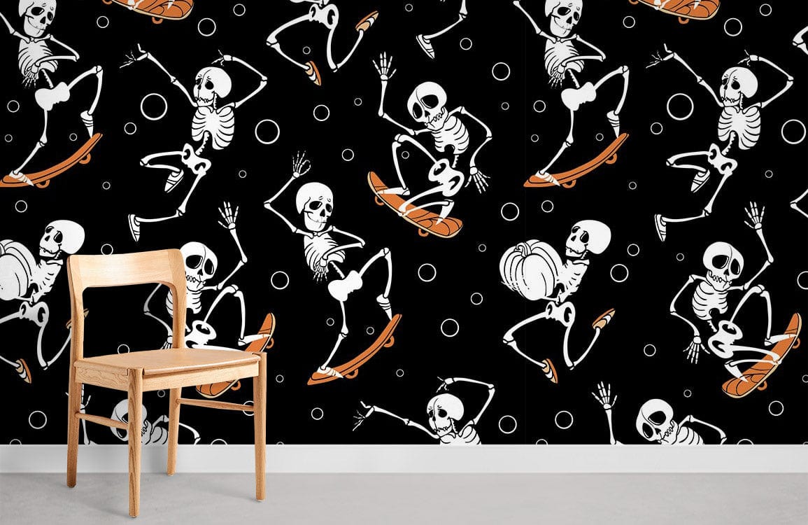 Chaise en bois avec dossier courbé sur un papier peint mural squelette dansant