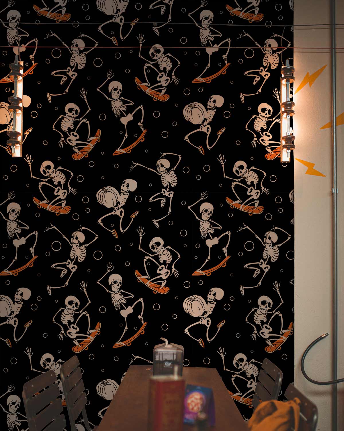 Papier peint mural avec squelette dansant sur fond noir, parfait pour un mur squelette dansant
