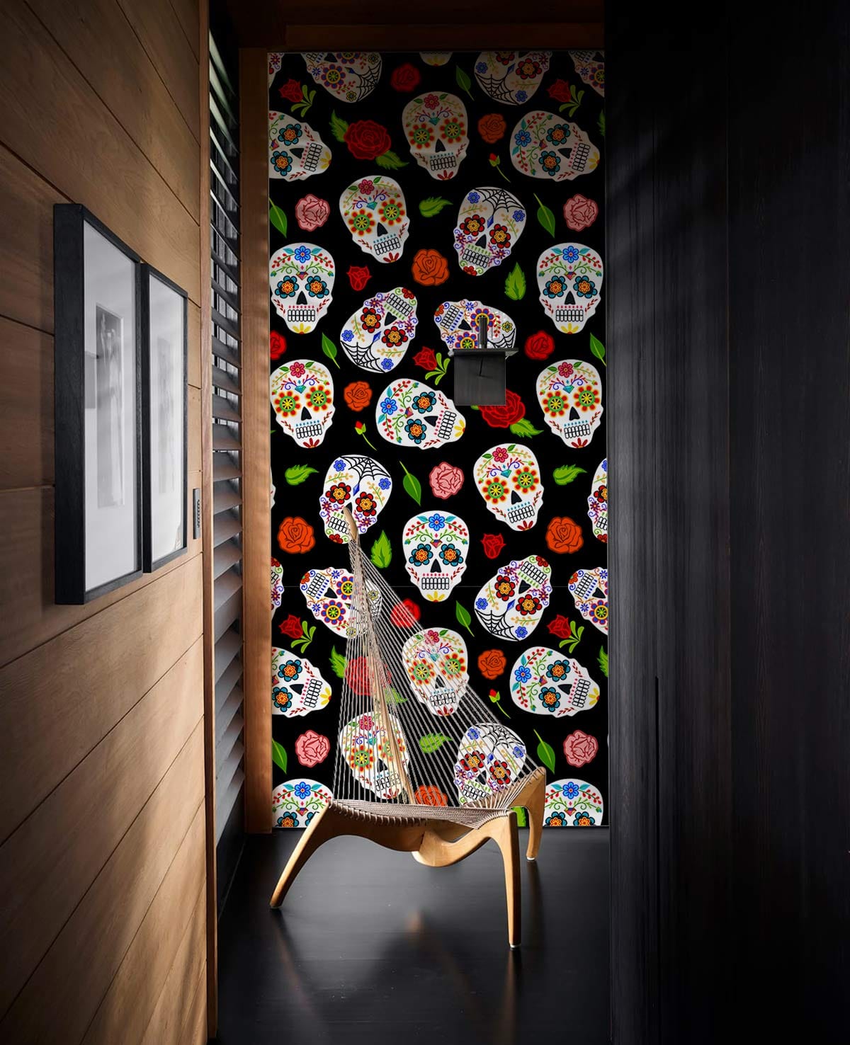Peinture murale squelette avec roses colorées pour un mur accent noir, papier peint panoramique