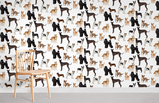 Chaise en bois clair avec dossier à lattes, idéale avec peinture murale stricte et papier peint mural