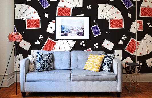 Canapé en tissu gris clair avec coussins décoratifs, idéal pour un papier peint mural poker