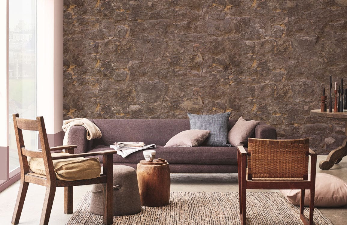 Photo d un salon cosy avec canapé violet foncé et mobilier en bois, surface robuste