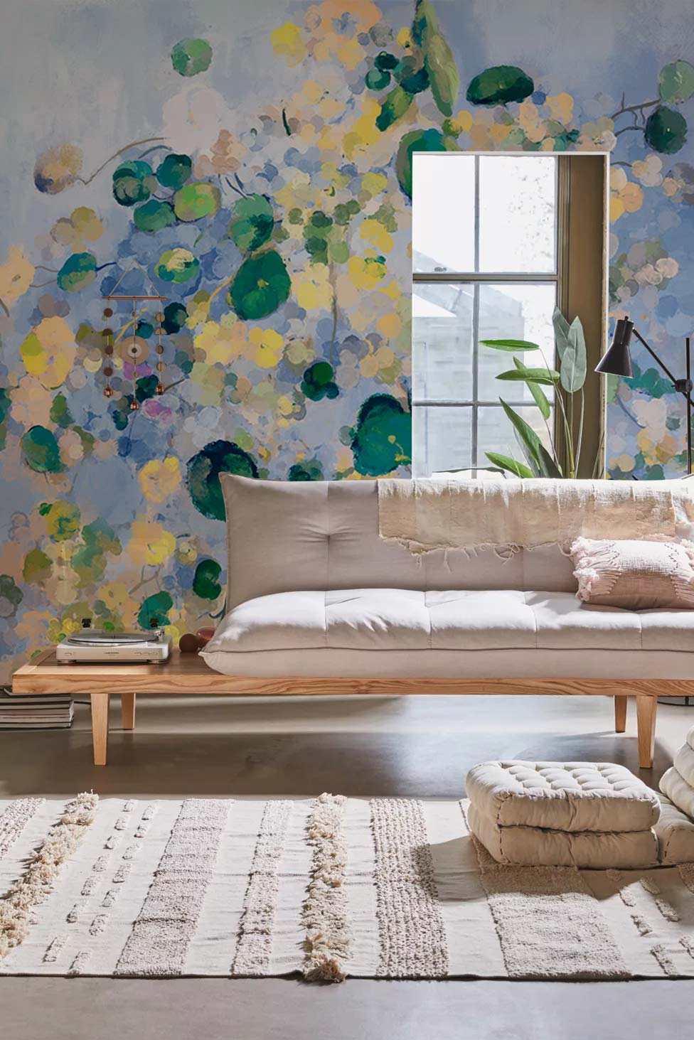 Futon léger avec cadre en bois et coussins, idéal pour le papier peint mural tache bleue