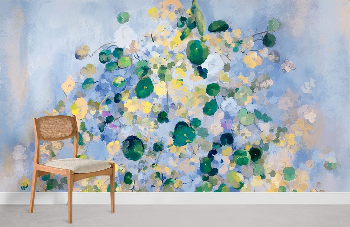 Chaise en bois avec dossier en cannage et assise crème, parfait pour le papier peint mural Tache Bleue