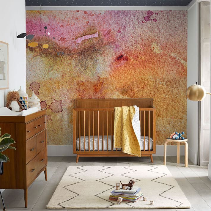 Crèche en bois avec couverture jaune, idéal pour un papier peint mural tache d’encre aquarelle