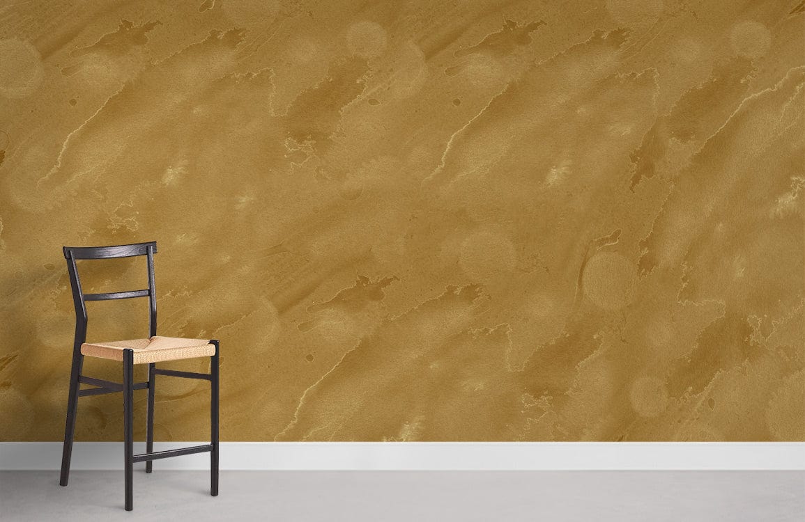 Chaise en bois noir avec siège tissé clair, parfait pour un papier peint mural teinté doré