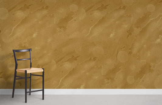 Chaise en bois noir avec siège tissé clair, parfait pour un papier peint mural teinté doré