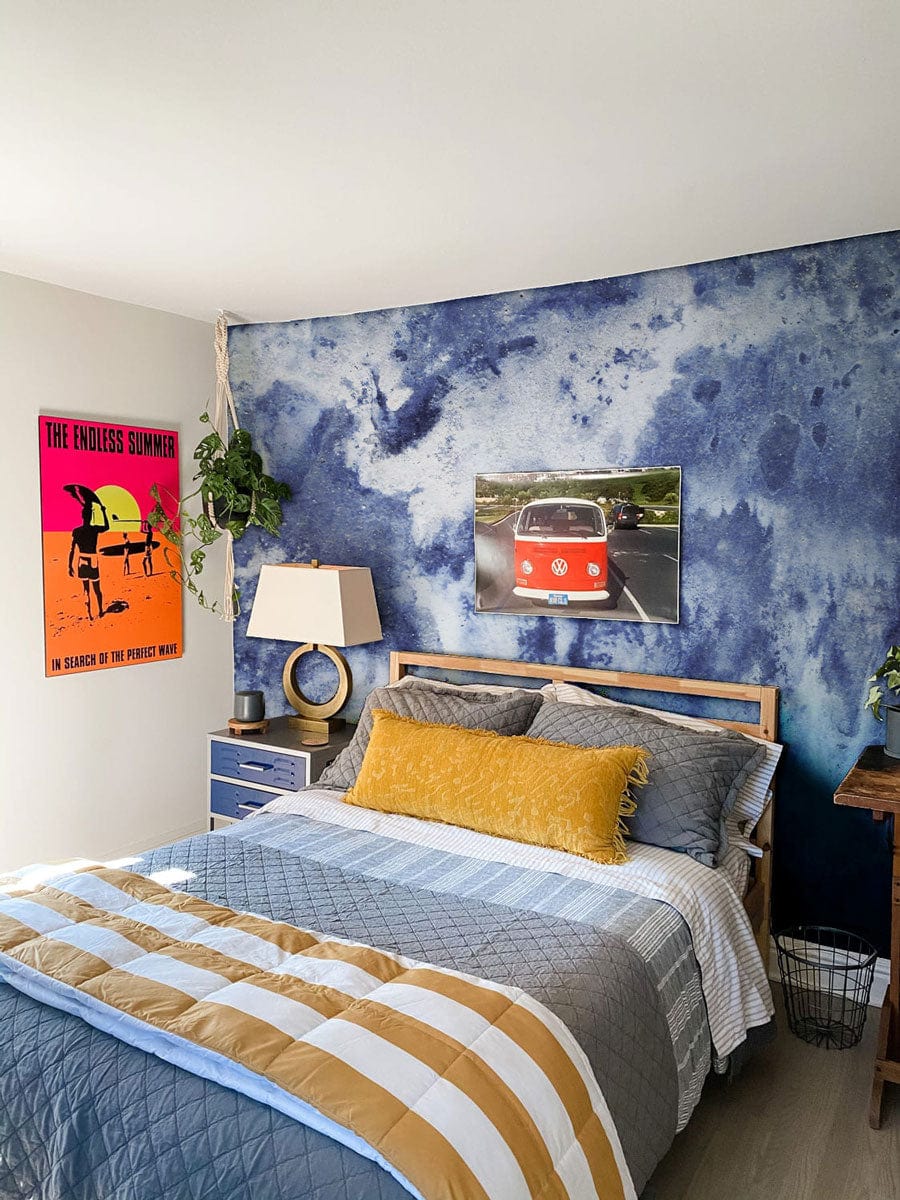 Photo d’une chambre cosy avec mural tempête bleue, papier peint mural et décoration colorée
