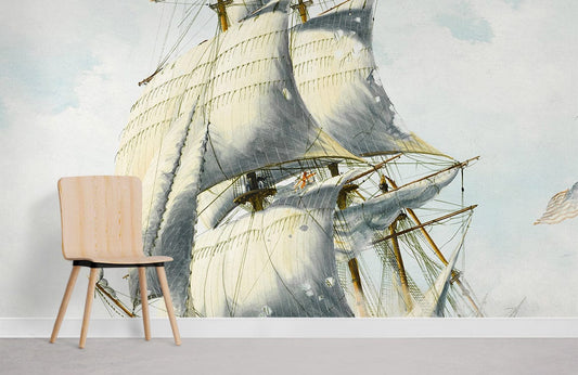 Chaise en bois clair avec faible dossier et jambes évasées sur papier peint mural Tempête en Mer