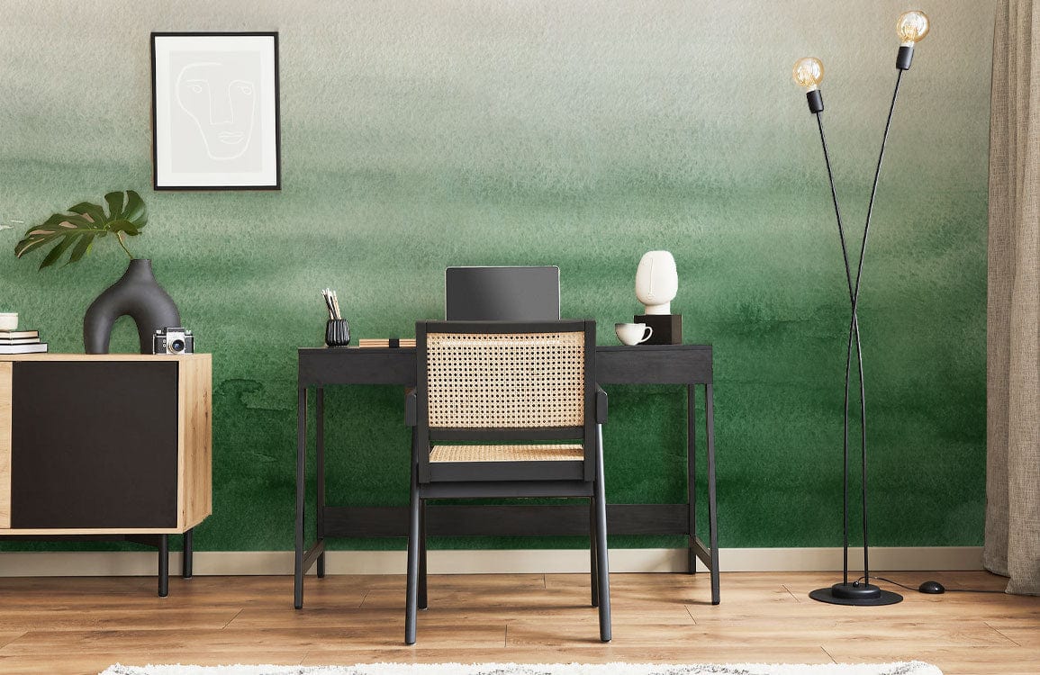 Image d’un bureau noir avec chaise en rotin, montrant un papier peint mural texture aquarelle verte