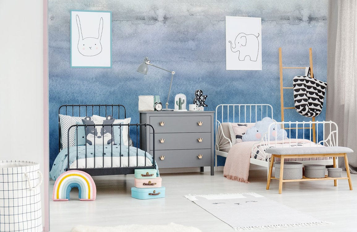 Image d’une chambre d’enfant avec décorations ludiques et papier peint mural texturé bleu aquarelle