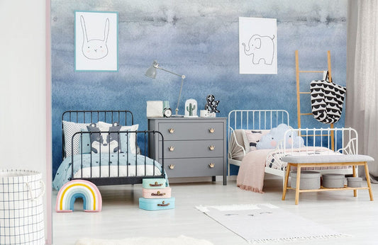 Image d’une chambre d’enfant avec décorations ludiques et papier peint mural texturé bleu aquarelle