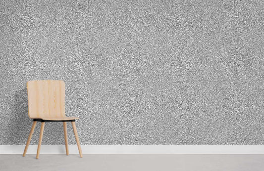 Chaise minimaliste en bois avec siège clair, parfait pour un papier peint mural texturé gris