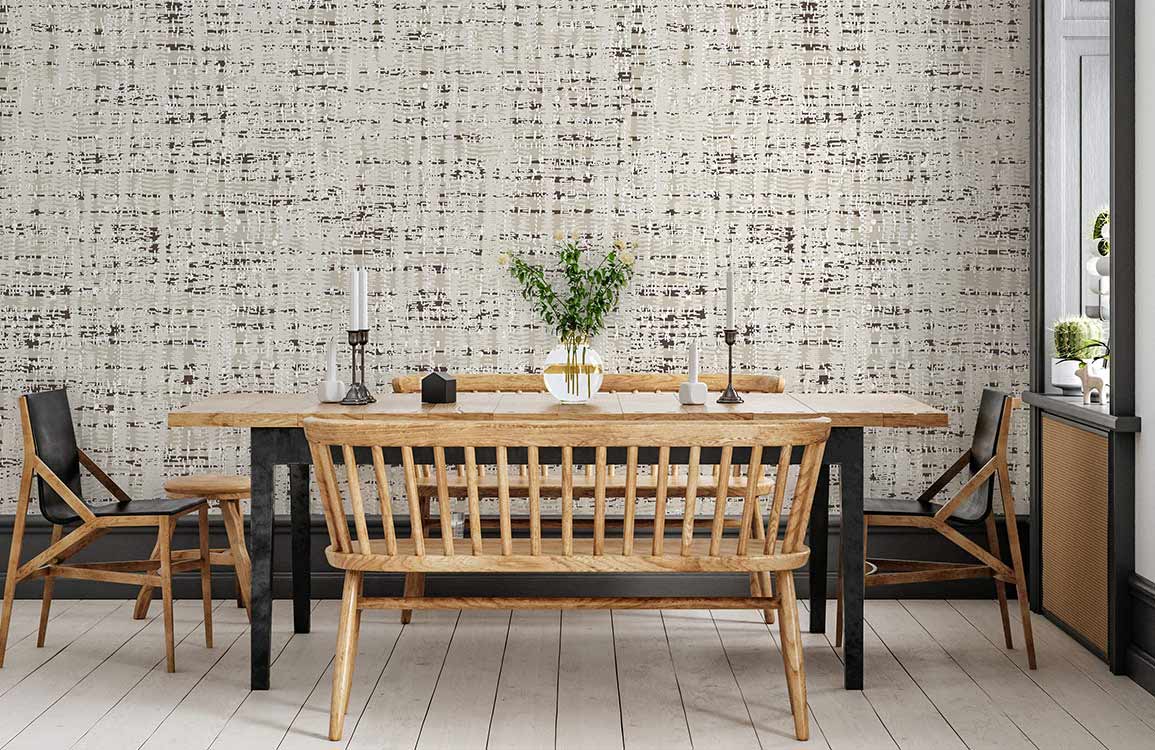Table de salle à manger en bois clair avec papier peint mural texture lin en fond