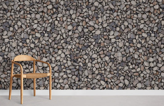 Chaise en bois avec siège tissé, parfait pour un papier peint mural ambiance unique