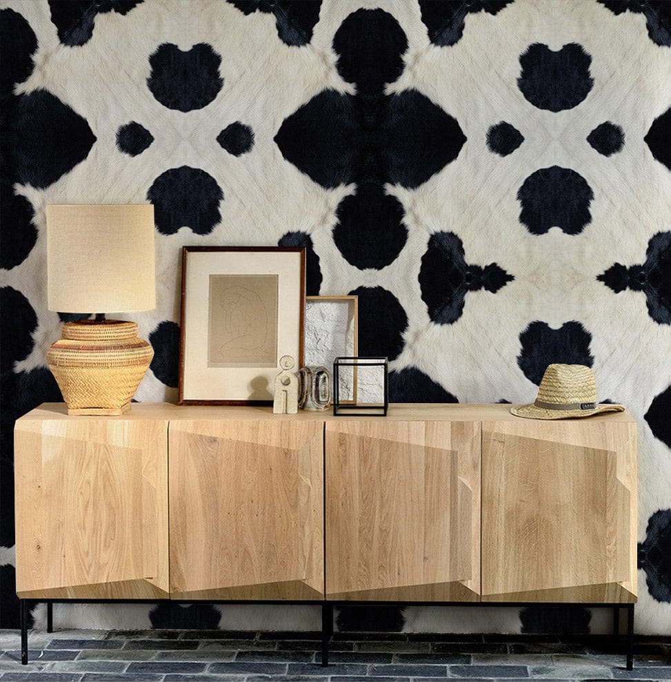 Image d’un meuble en bois clair avec portes et pieds métalliques pour papier peint mural texture vache laitière