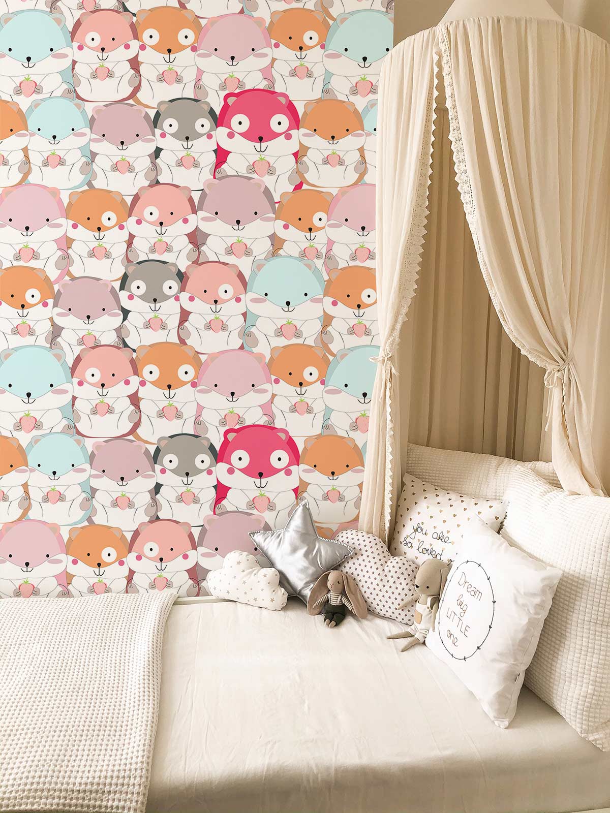 Lit d’enfant avec canopy fantaisie et coussins décoratifs, idéal pour le mural Totoro