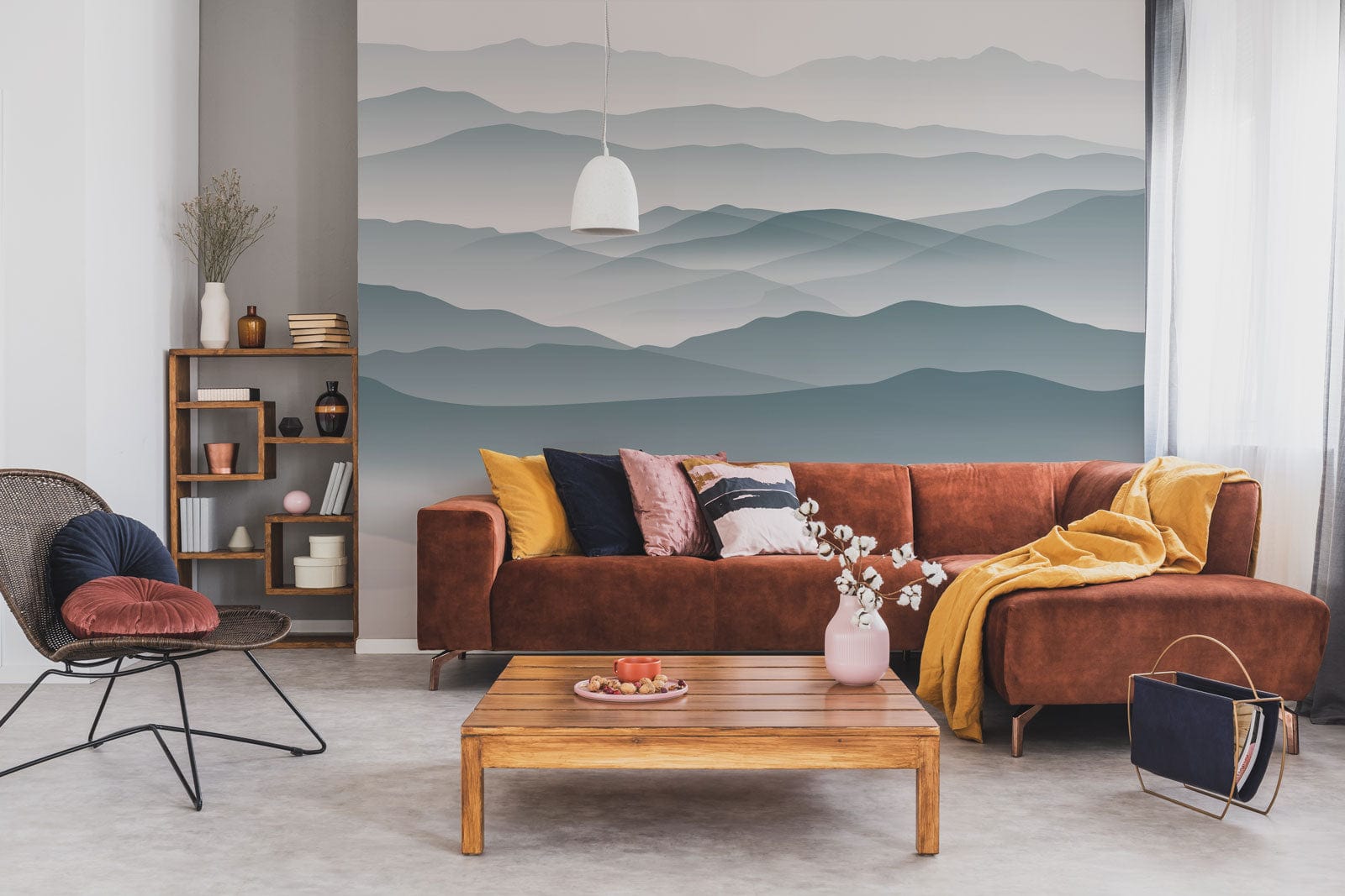 Sectional rusté avec coussins et couverture, parfait pour un papier peint mural traversée des montagnes