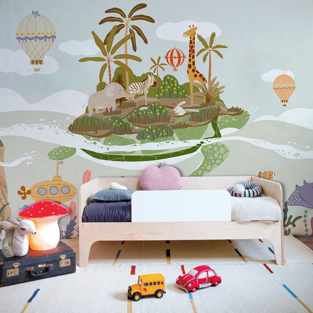 Peinture murale Turtleland sur mer pour chambre d’enfant avec mur nature et lit en bois clair