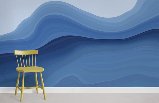Chaise en bois jaune vif sur un papier peint mural vague bleue pour décoration intérieure