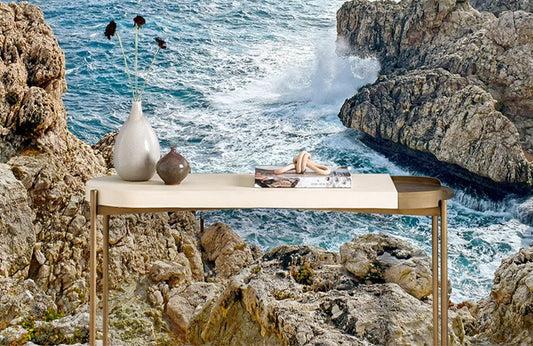 Console avec plateau clair et pieds métal, idéal pour papier peint mural vague Océane