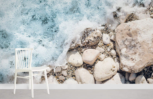 Chaise en bois blanc avec dossier à lattes pour mural vagues brisant et papier peint mural