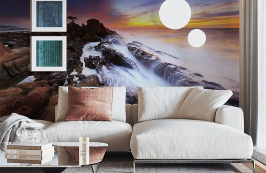 Canapé blanc moderne avec coussins sur le papier peint mural vagues déferlantes océaniques
