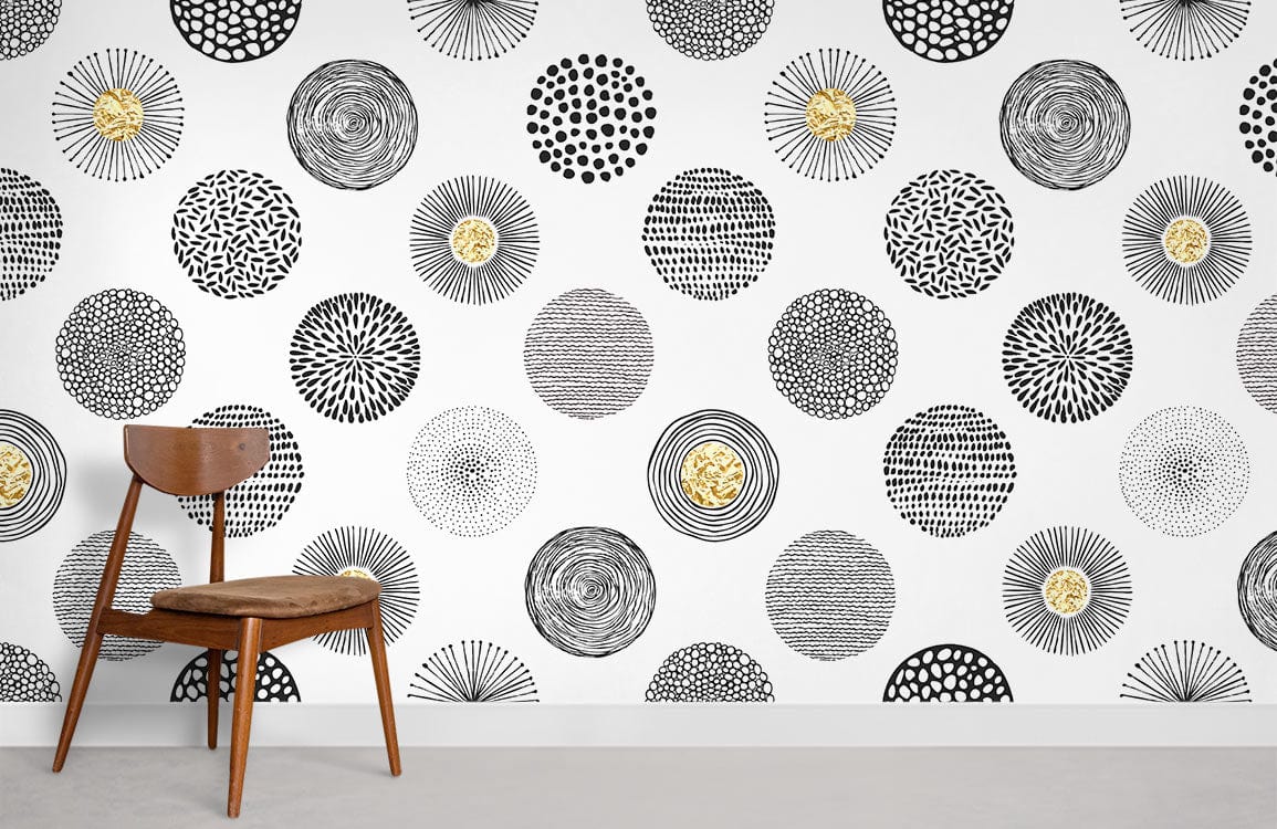 Papier peint mural varies avec motifs circulaires noirs et accents dorés, touche artistique