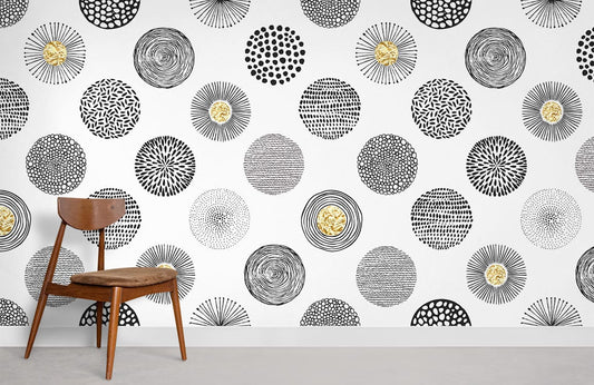 Papier peint mural varies avec motifs circulaires noirs et accents dorés, touche artistique