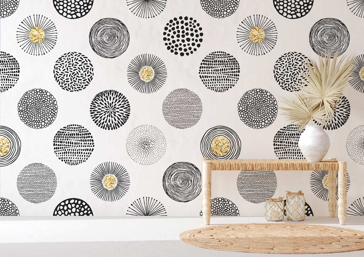 Papier peint mural varies avec motifs circulaires noirs et dorés pour une touche artistique