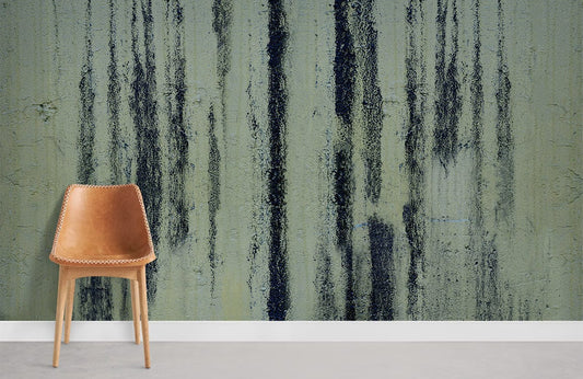 Chaise en cuir marron avec pieds en bois clair, idéale pour peinture murale verte