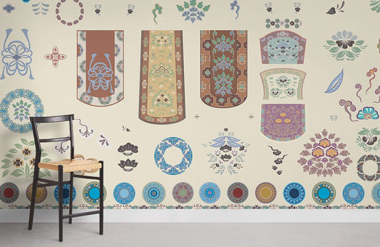 Papier peint mural vie auspiciosée avec motifs colorés et chaise en bois