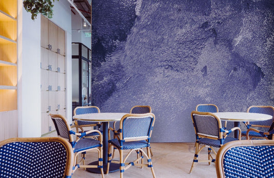 Peint mural représentant un intérieur de café avec vieux mur violet et chaises bleues et blanches