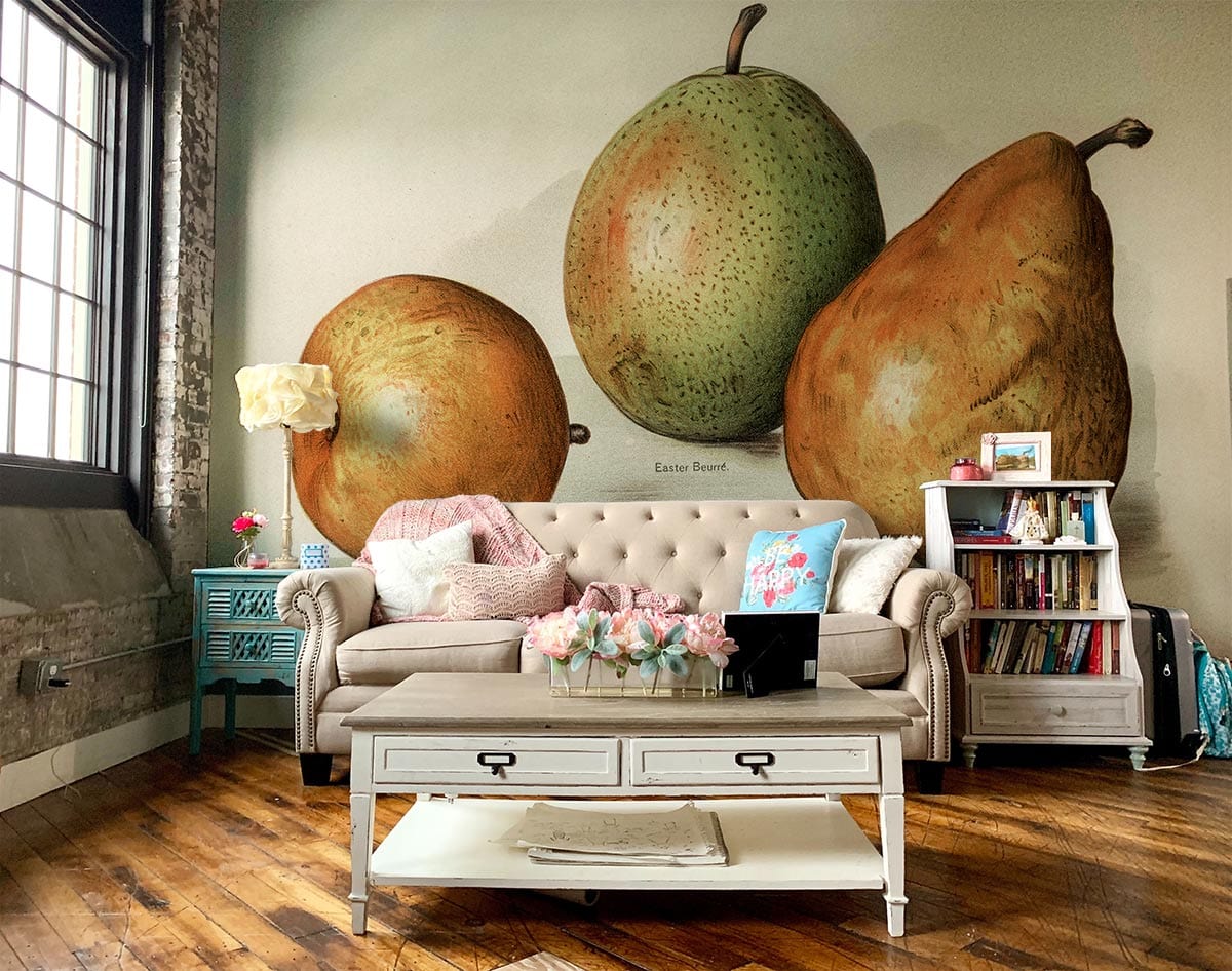 Sofa en tissu tufté avec bras roulés, parfait avec le papier peint mural vintage de poires