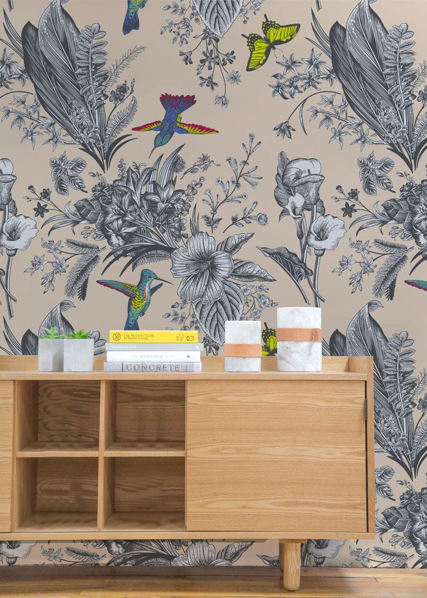 Meuble en bois avec cubbies ouverts et porte coulissante, dans un papier peint mural vintage oiseaux