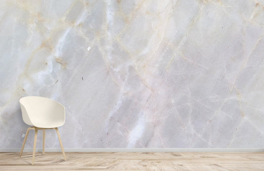 Chaise blanche contemporaine avec jambes en bois clair, idéale pour peinture murale violet