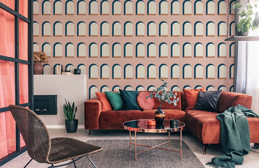 Velvet rust-colored sectional sofa avec papier peint mural voûte nordique rose
