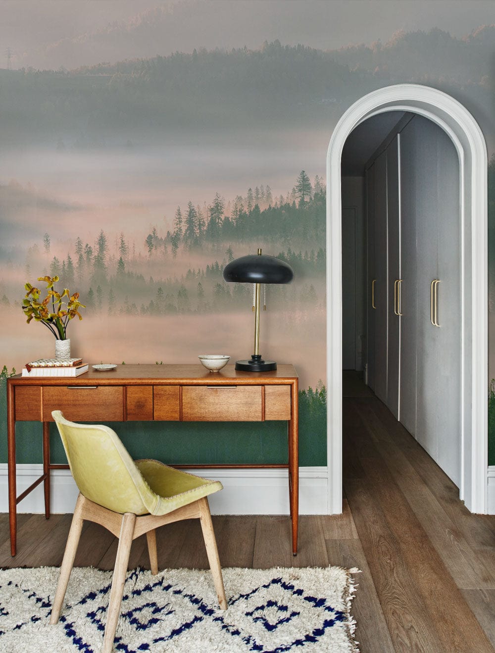 Papier peint mural forêt brumeuse avec mobilier en bois style mid-century modern