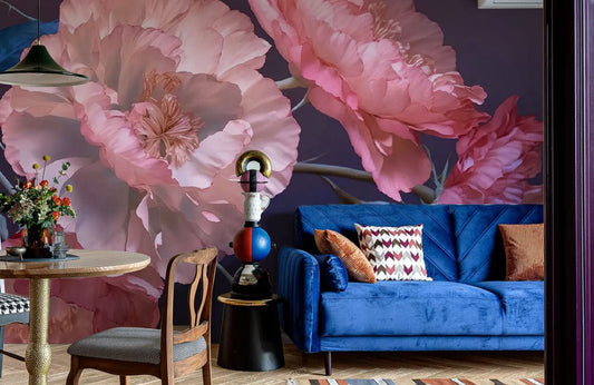Papier peint panoramique aux pivoines roses ombrées avec fleurs roses sur fond foncé