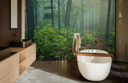 Baignoire blanche moderne avec caddy en bois, dans un décor avec papier peint perdu dans la forêt