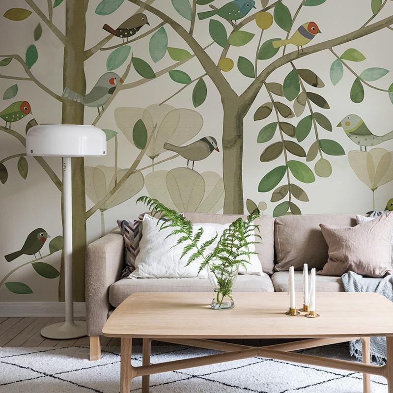 Sofa en tissu beige avec coussins, idéal pour décoration personnalisée avec papier peint panoramique printanière