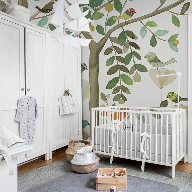 Crib en bois blanc avec matelas gris et bumpers, parfait pour décoration personnalisée