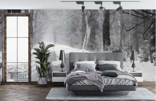 Photo d’une chambre avec lit, deux tables de nuit et grand plante sur un papier peint représentant un chemin enneigé épais, idéal pour décoration personnalisée