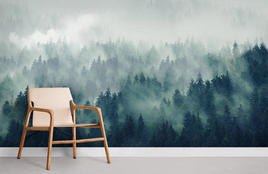 Chaise en bois clair avec siège en cuir sur un papier peint représentant une forêt brumeuse
