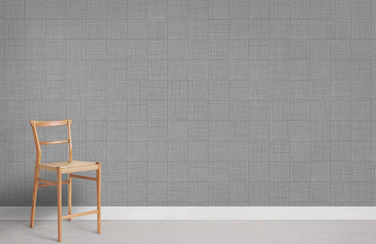 Tabouret en bois marron clair avec siège tissé, parfait pour un papier peint texturé gris