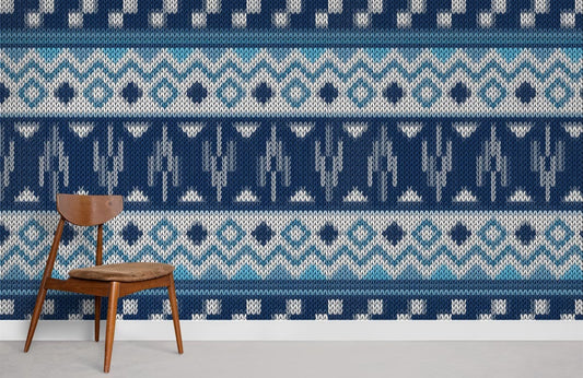 Chaise en bois avec siège beige dans le papier peint texturé Pull Bleu en Fresque