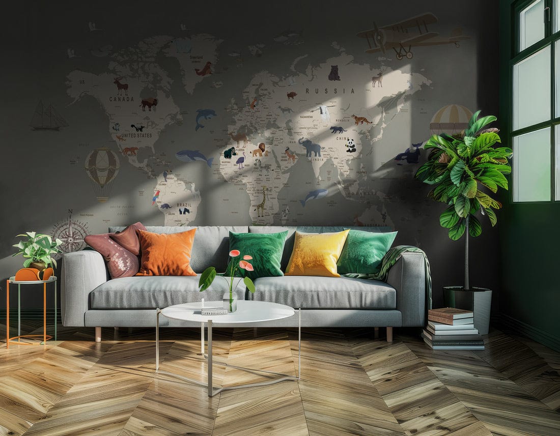 Sofa gris clair avec coussins colorés, idéal pour décoration avec papier peint vintage du monde pour enfants