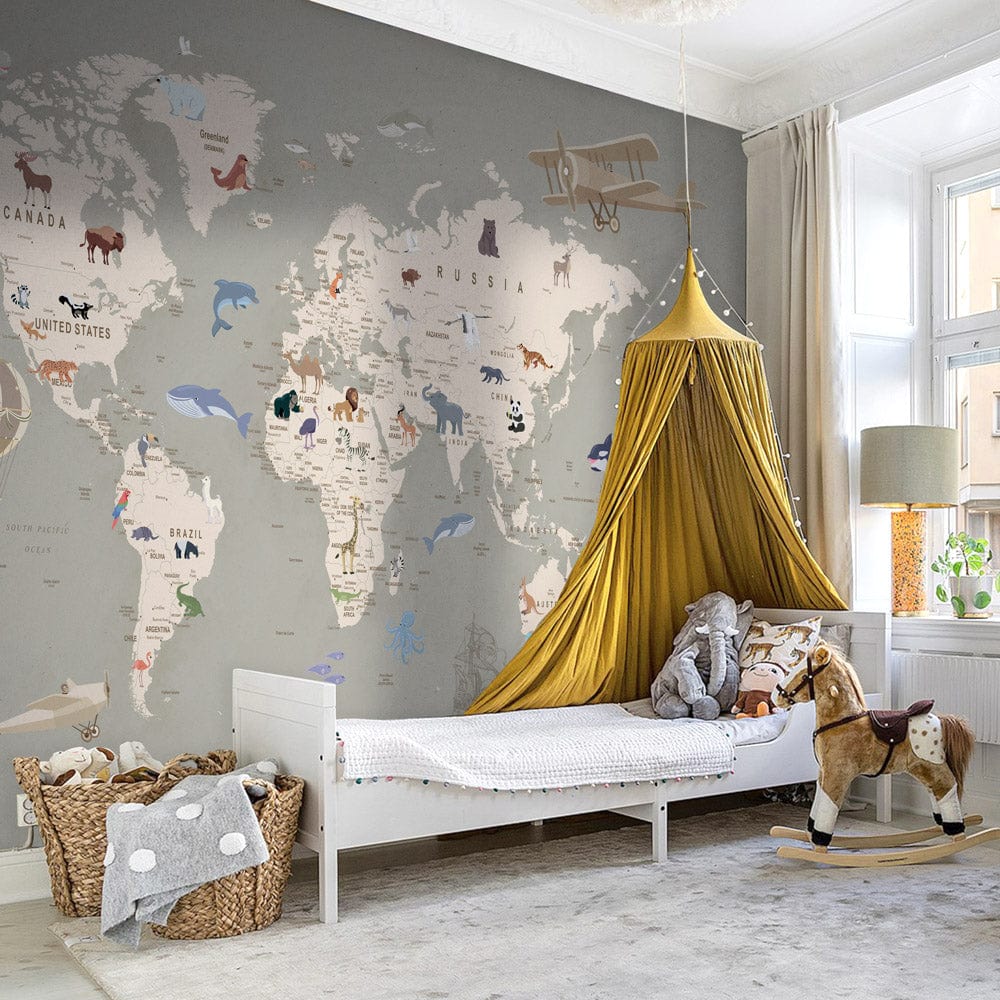 Papier peint vintage du monde pour enfants avec murale et lit à baldaquin dans une chambre d’enfant