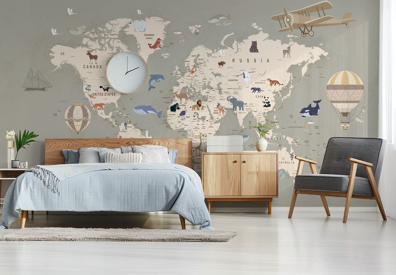 Papier peint vintage du monde pour enfants dans une chambre avec literie bleue et meubles en bois